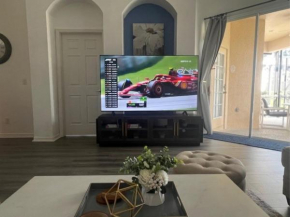 Luxury Villa - 75 inch smart TV, Upgrades throughout! 20 minutes to Disney